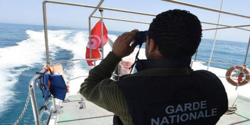 جيش البحر ينقذ 25 مهاجرا غير شرعي من الغرق بعد تعطل مركبهم
